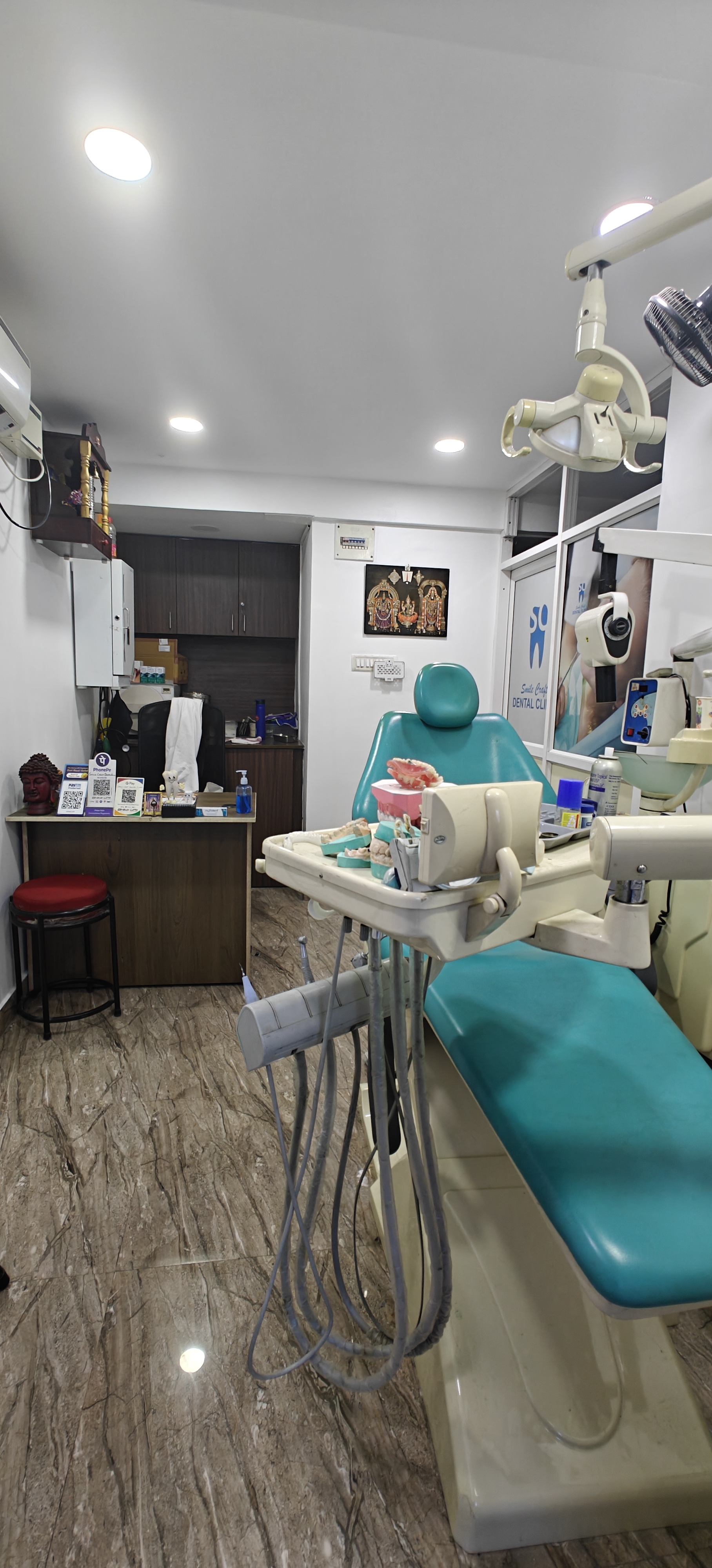 Dentist in Porur, Chennai treating a patient